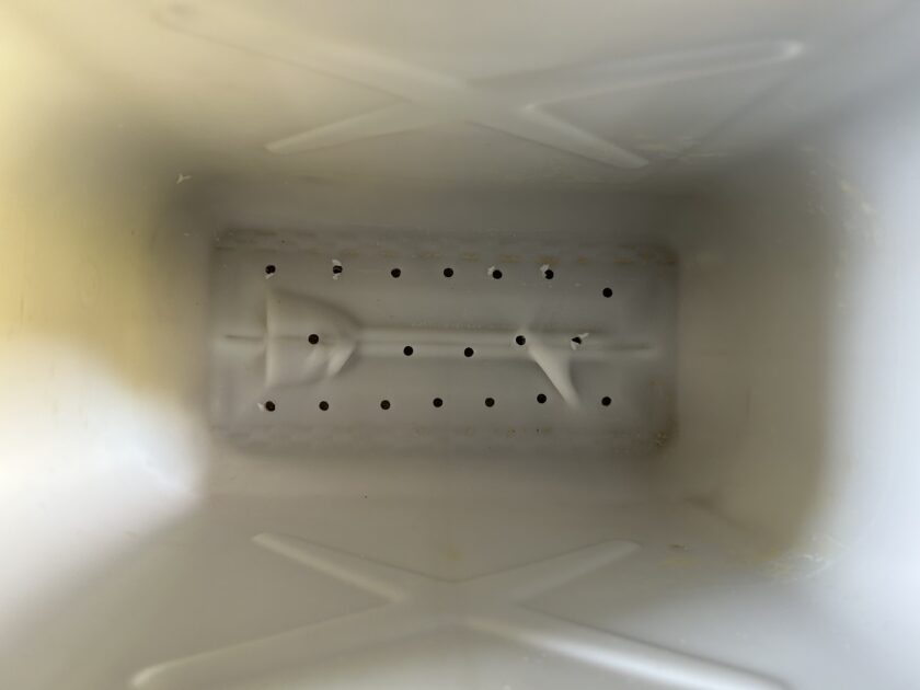 容器の底に穴を開ける