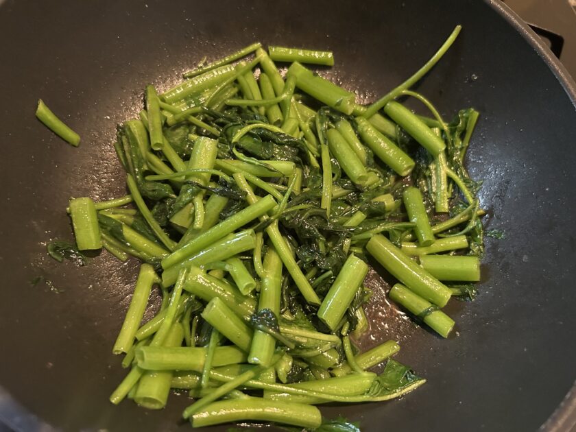 空心菜を炒める